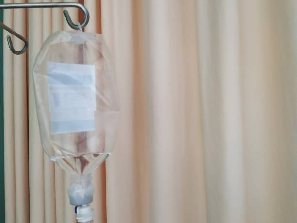 saline bag in a room at hospital. infusion bag - iv pump imagens e fotografias de stock