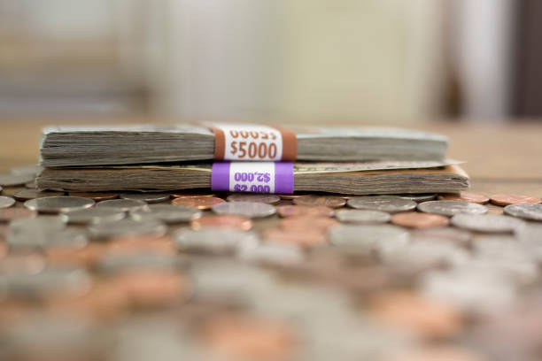 テーブルの上に散らばった米国のコイン。 - coin stacking nickel penny ストックフォトと画像