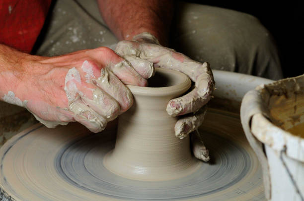 изготовление керамики с рукой на гончарном колесе - kiln ceramic ceramics fire стоковые фото и изображения