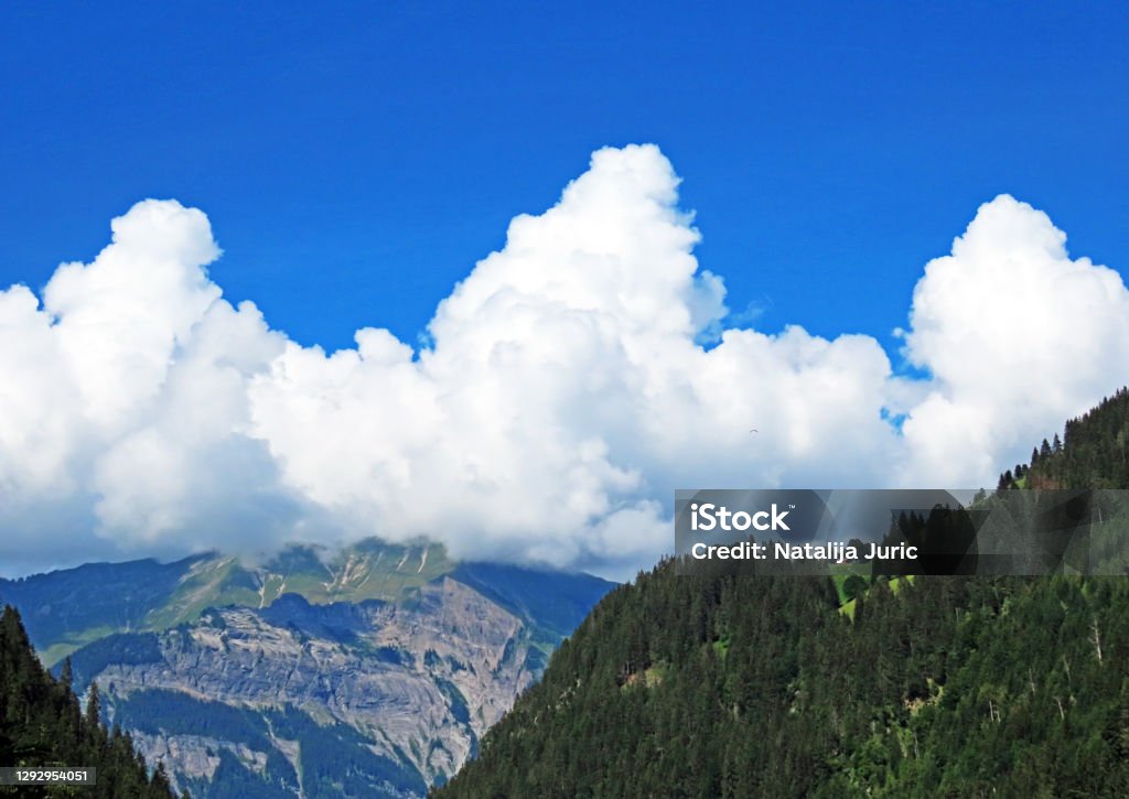Beautiful photogenic clouds over Lake Brienz (Brienzersee) and the surrounding alpine peaks - Canton of Bern, Switzerland (Kanton Bern, Schweiz) Alpine climate Stock Photo
