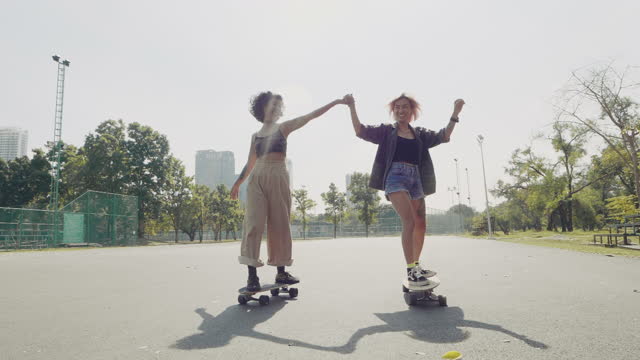 週末に公共公園で練習しているアジアの女の子のスケートボーダー。