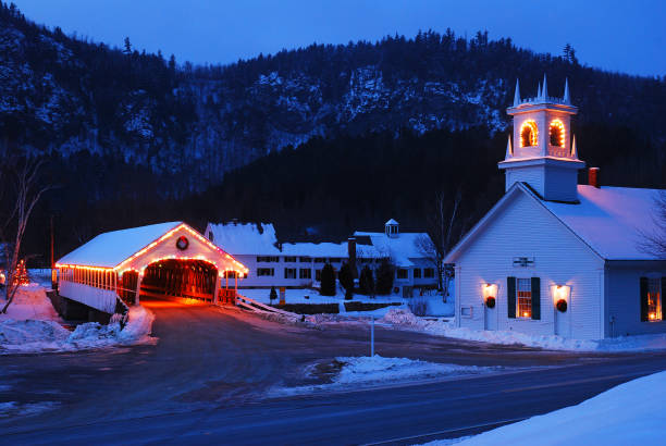 クリスマスの村 - stark new hampshire ストックフォトと画像