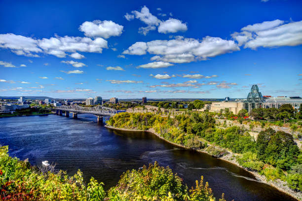 vistas a lo largo del río ottawa mirando a gatineau en ottawa ontario - ottawa river fotografías e imágenes de stock