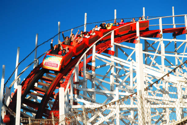 santa cruz boardwalk achterbahn - rollercoaster people amusement park ride red stock-fotos und bilder