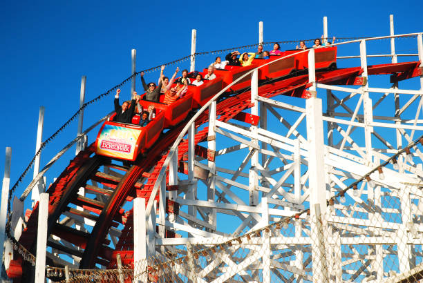 санта-крус boardwalk горки - rollercoaster carnival amusement park ride screaming стоковые фото и изображения