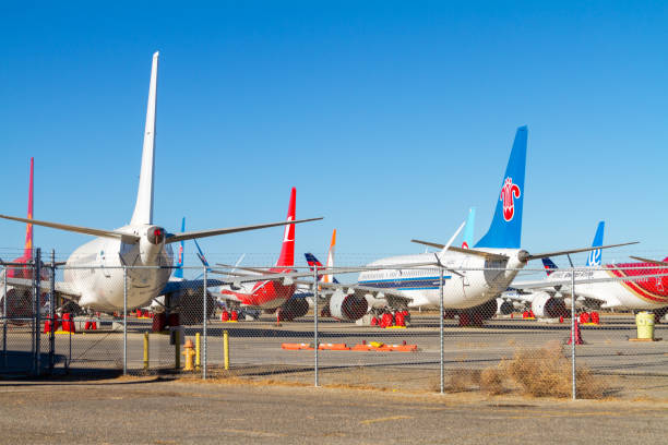 ticari uçak uçakları victorville park edilmiş - boeing 737 max stok fotoğraflar ve resimler