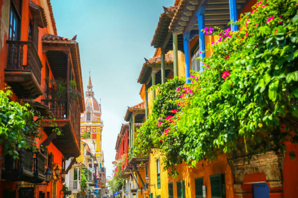 fioriere da balcone lussureggianti lungo la strada che guardano verso la piazza della città nel centro storico di cartagena columbia - colombia foto e immagini stock