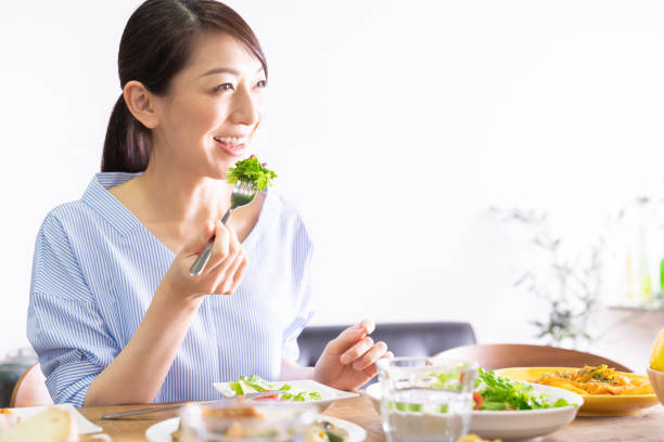 asian woman who eats - salad japanese culture japan asian culture imagens e fotografias de stock
