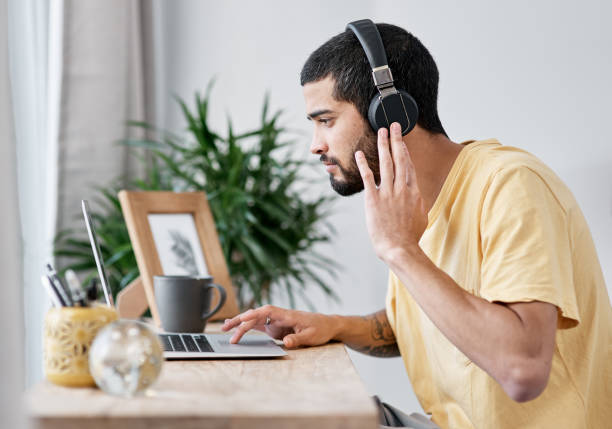 najlepsze słuchawki z redukcją szumów w branży - wireless technology serious education enjoyment zdjęcia i obrazy z banku zdjęć