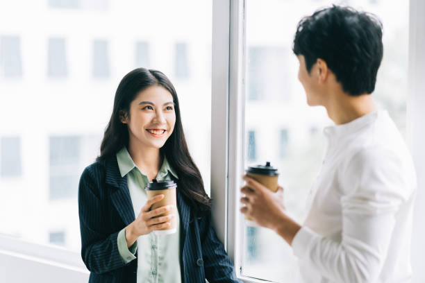 ビジネス人材 - women couple men talking ストックフォトと画像