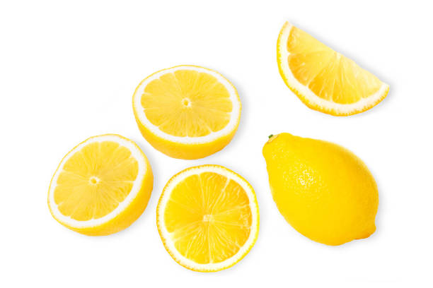 citron jaune avec des tranches d’isolement sur le blanc - lemon textured peel portion photos et images de collection