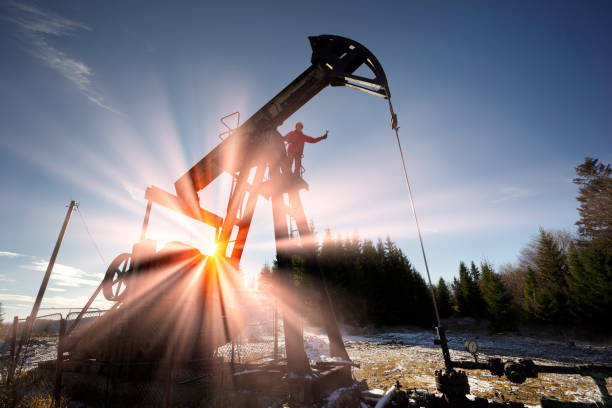 ingeniero de autorretrato para la producción de petróleo y gas en las montañas - pozo de petróleo fotografías e imágenes de stock