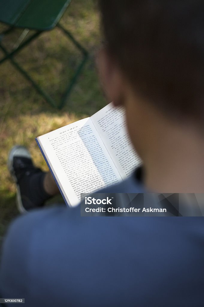 Uomo legge un libro aperto - Foto stock royalty-free di Leggere