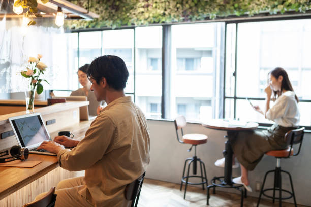 カフェスペースで働く人々 - 様式 ストックフォトと画像