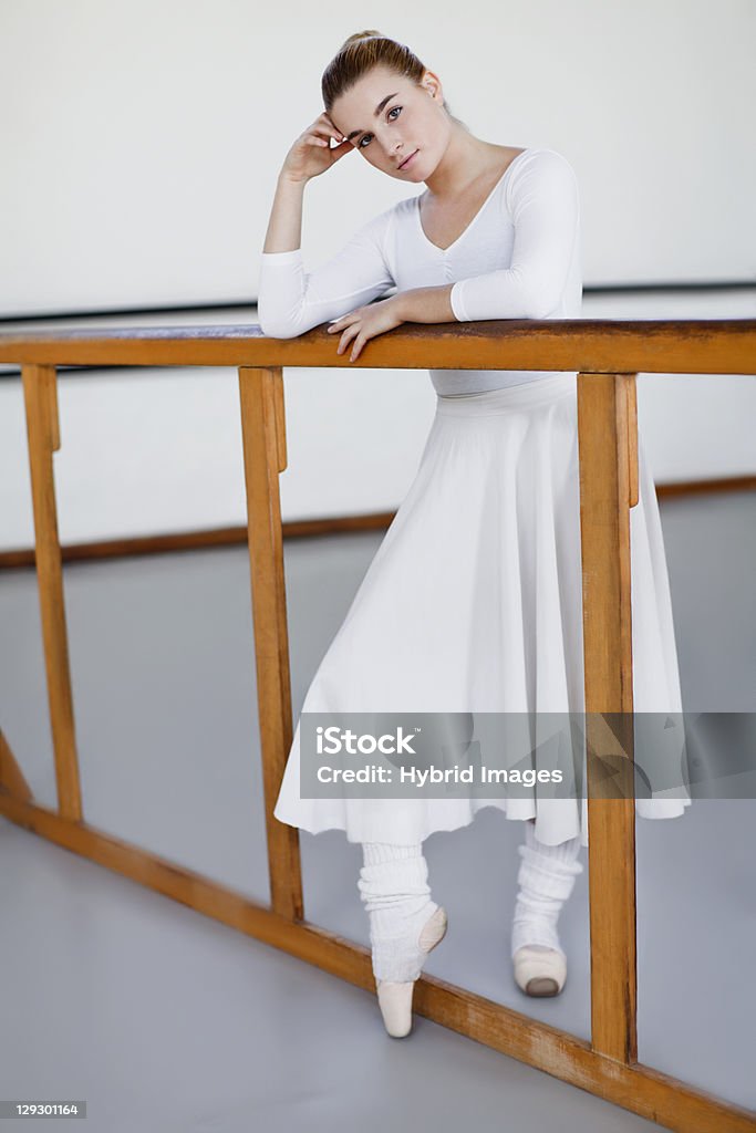Bailarín de Ballet parado en barre - Foto de stock de Bailarín libre de derechos