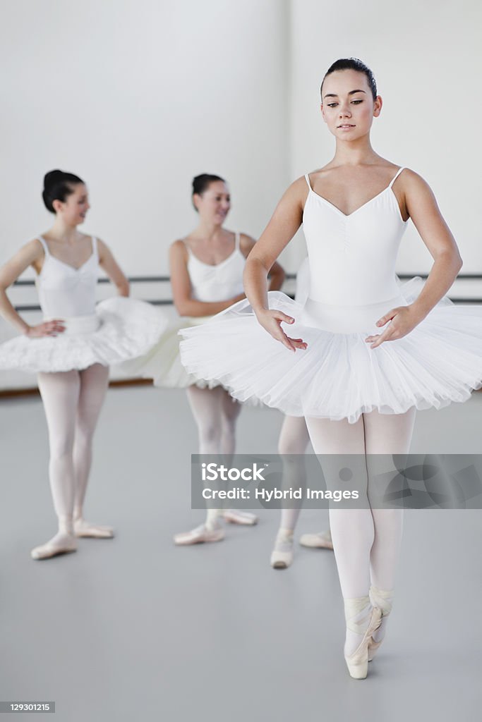 Mujer En Traje De Ballet Danza Foto de stock y más banco de imágenes de  Bailarín de ballet - Bailarín de ballet, Ballet, 18-19 años - iStock