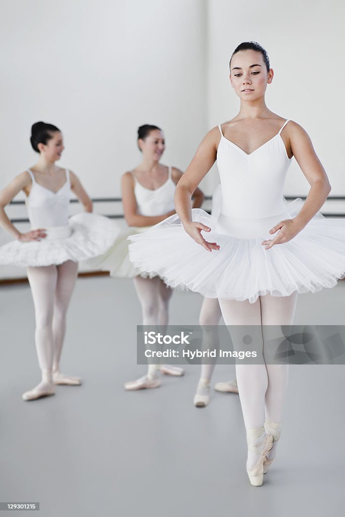 Mujer En Traje De Ballet Danza Foto de stock y más banco de imágenes de Bailarín de ballet - Bailarín de ballet, Ballet, 18-19 años - iStock Mujer En Traje De Ballet Danza Foto de stock y más banco de imágenes de Bailarín de ballet - Bailarín de ballet, Ballet, 18-19 años - iStock