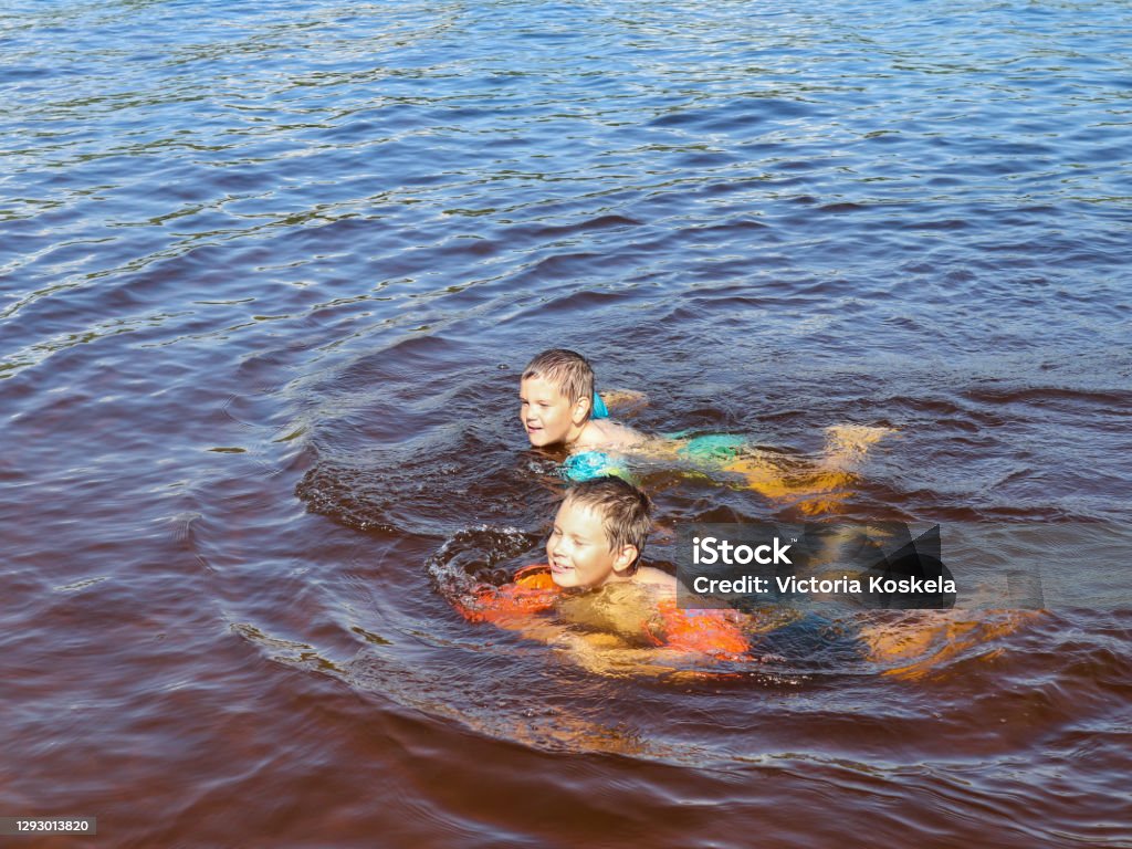 Niños bañándose en el lago - Foto de stock de Niño libre de derechos