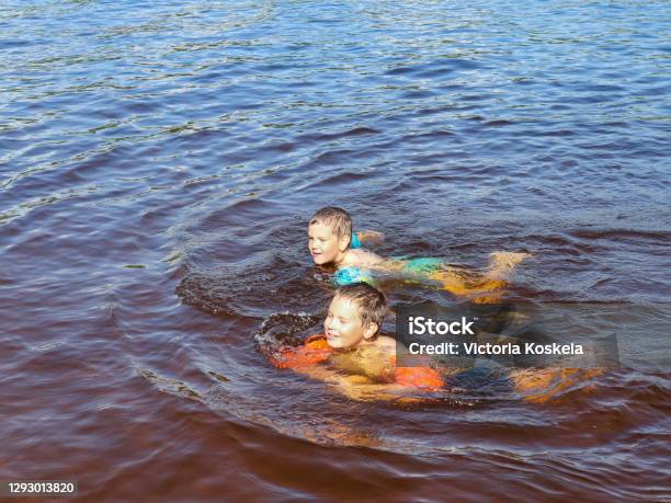Niños Bañándose En El Lago Foto de stock y más banco de imágenes de Niño - Niño, Suecia, Lago
