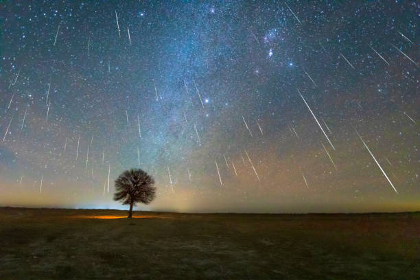 Gemini meteor shower The Geminid meteor shower on December 13, 2020 was photographed in the Kubuqi Desert of Inner Mongolia, China. On that day, more than 200 meteors were photographed in the extremely cold night of minus 20 degrees gemini astrology sign photos stock pictures, royalty-free photos & images