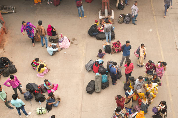 algumas pessoas estão esperando um trem em jaipur durante a pandemia covid-19. - india mumbai delhi crowd - fotografias e filmes do acervo