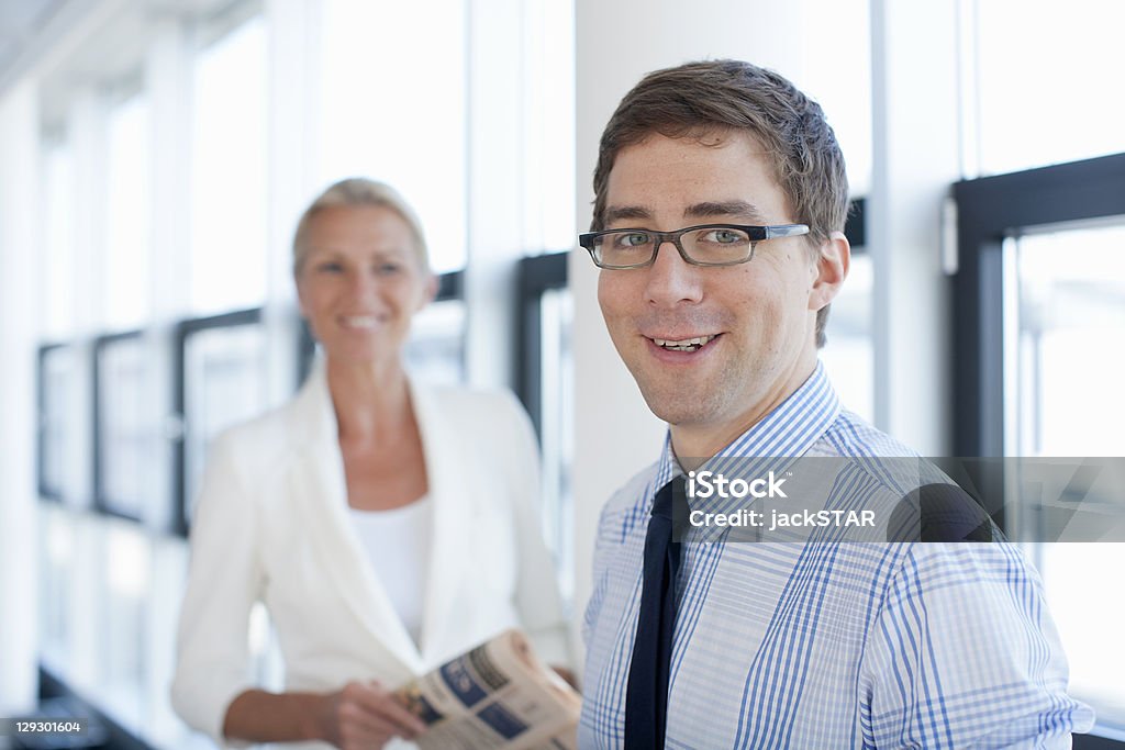 Homme d'affaires souriant dans un bureau - Photo de 35-39 ans libre de droits