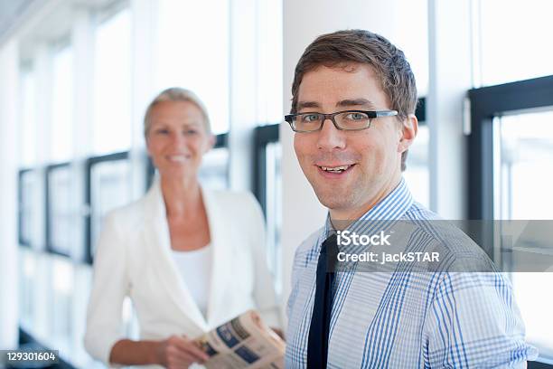 Photo libre de droit de Homme Daffaires Souriant Dans Un Bureau banque d'images et plus d'images libres de droit de 35-39 ans - 35-39 ans, 50-54 ans, Adulte