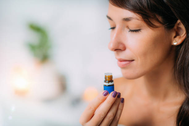 アーユルヴェーダオイルの保持と香り - aromatherapy oil aromatherapy massage oil bottle ストックフォトと画像