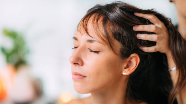 ayurveda-öl-haarbehandlung - ayurveda massaging spa treatment massage oil stock-fotos und bilder