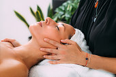 ayurveda-gesichtsmassage.jpg?b=1&s=170x170&k=20&c=0p5V3Wi3eWy8R8hKPa7M_kGinTGeZgjKNAgwbYOfiwE=