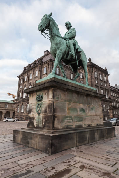 a estátua equestre de christian ix, copenhague - denmark danish culture copenhagen sculpture - fotografias e filmes do acervo
