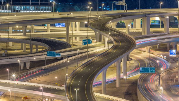 luftaufnahme eines scheichs zayed straßenkreuzung in einer großstadt zeitraffer - sheik zayed road fotos stock-fotos und bilder