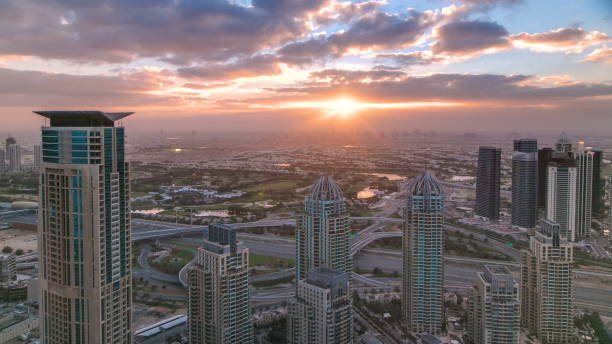wschód słońca w dubai marina z wieżami i portem z jachtem z skyscrapper, dubaj, timelapse 4k ze zjednoczonych emiratów wyschł - luxury skyscrapper zdjęcia i obrazy z banku zdjęć