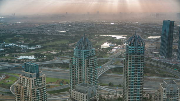 rano w dubai marina z wieżami i ruchem drogowym z wieżowca, dubaju, timelapse 4k ze zjednoczonych emiratów zjednoczonych - luxury skyscrapper zdjęcia i obrazy z banku zdjęć