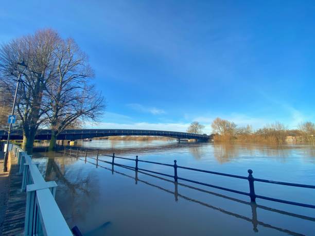 powodzie mostu upton - marina lake nautical vessel water zdjęcia i obrazy z banku zdjęć