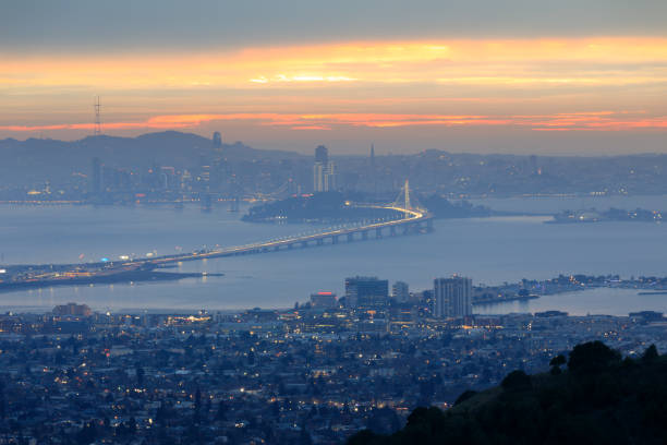 sonnenuntergang über san francisco und berkeley über grizzly peak - san francisco county bridge california fog stock-fotos und bilder