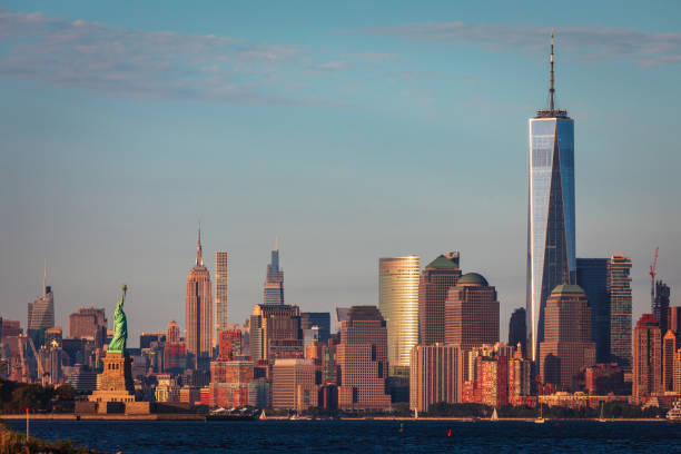 lower manhattan et freedom tower - one world trade centre photos et images de collection