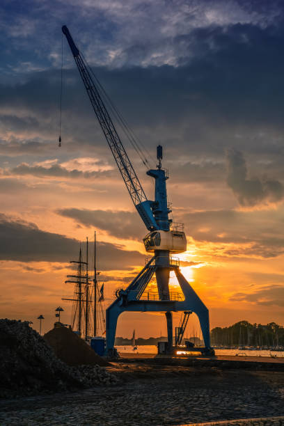 cran nel porto della hansa stadt rostock, germania. - in der stadt foto e immagini stock