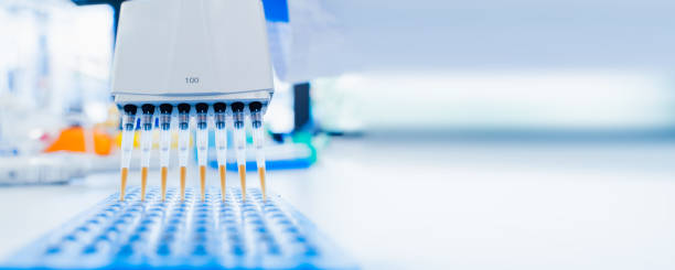 banner medico e scientifico con spazio libero. pipetta a 8 canali e piastra di prova a 96 pozzi. tecnico di ricerca di laboratorio genetico. laboratorio di ricerca medica. purificazione dei campioni di dna. - research science laboratory dna foto e immagini stock