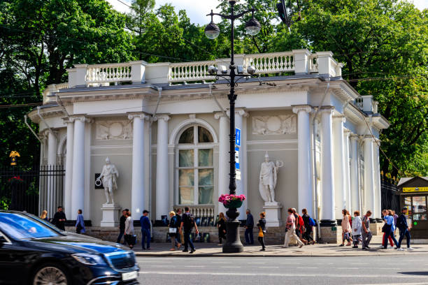 padiglione del palazzo anichkov su nevskij prospekt a san pietroburgo, russia - boulevard mansion road grounds foto e immagini stock