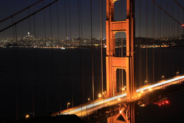 pont de porte d’or la nuit - san francisco bay area golden gate bridge night bridge photos et images de collection