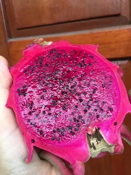 The dragonfruit is fulfilled by red fruit extract with black beans