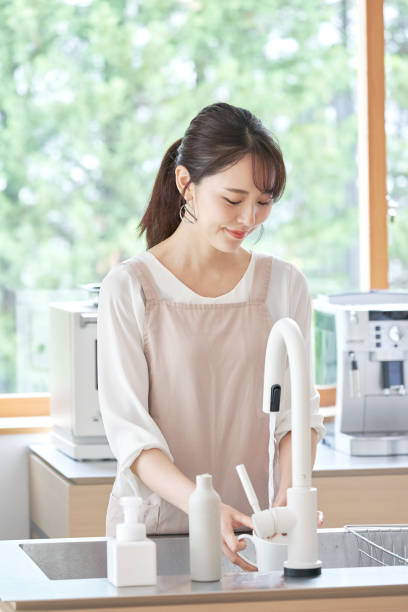 istock Asian woman washing the dish 1293109000