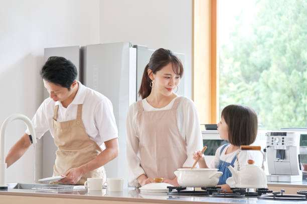 自宅でアジアの家族料理 - 日本人　親子 ストックフォトと画像