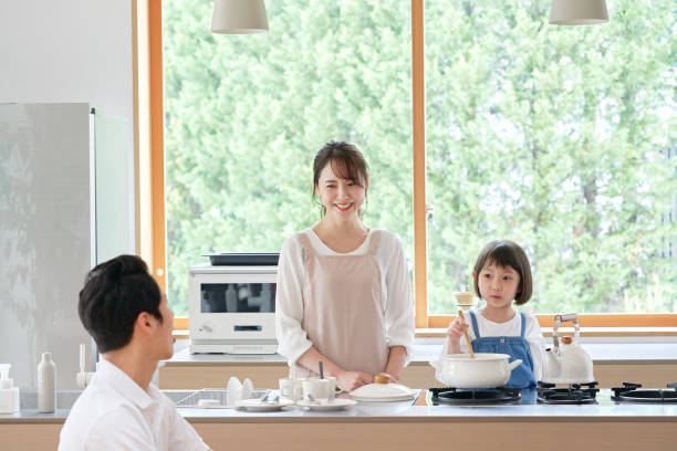 asiatische familienküche zu hause - two parent family indoors home interior domestic kitchen stock-fotos und bilder