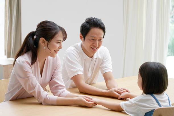 自宅で娘と話すアジアの両親 - 会話　親子 ストックフォトと画像