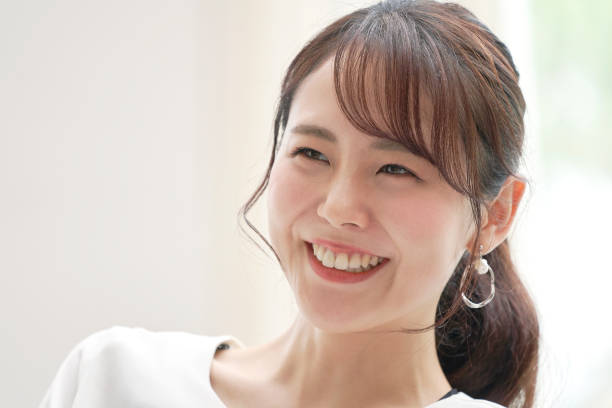 自宅で微笑むアジアの女性 - 30代 ストックフォトと画像