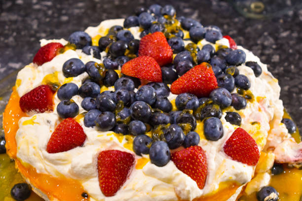 Pavlova dessert