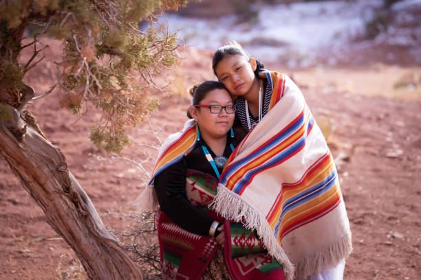 siostry navajo w monument valley - arizona - navajo american culture indigenous culture women zdjęcia i obrazy z banku zdjęć