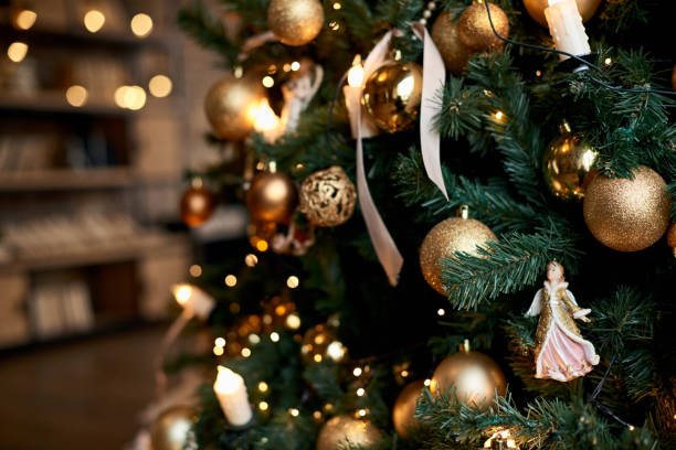 feche acima de uma árvore de natal decorada com decorações coloridas e luzes de guirlanda, bokeh. conceito festivo e de ano novo. - christmas tree bead humor - fotografias e filmes do acervo